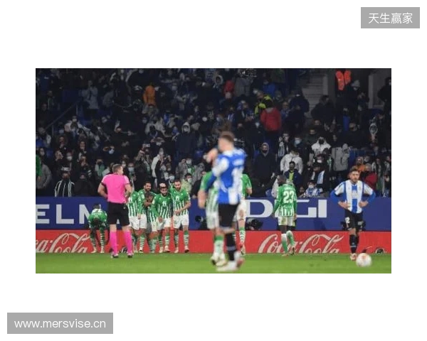 西班牙名嘴：维尼在替补席发笑不职业，在哪都该被开除